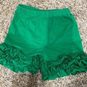 Green ruffle shorts. Size 3-4T